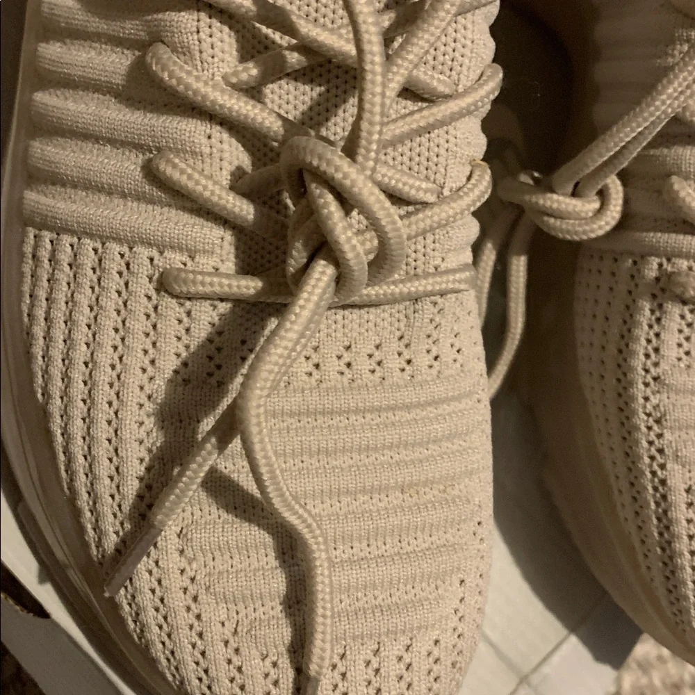 WOMANS CUSHIONAIRE MEMORY FOAM SNEAKERS. - Picture 3 of 6